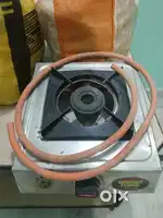 Gas stove with gas pipe