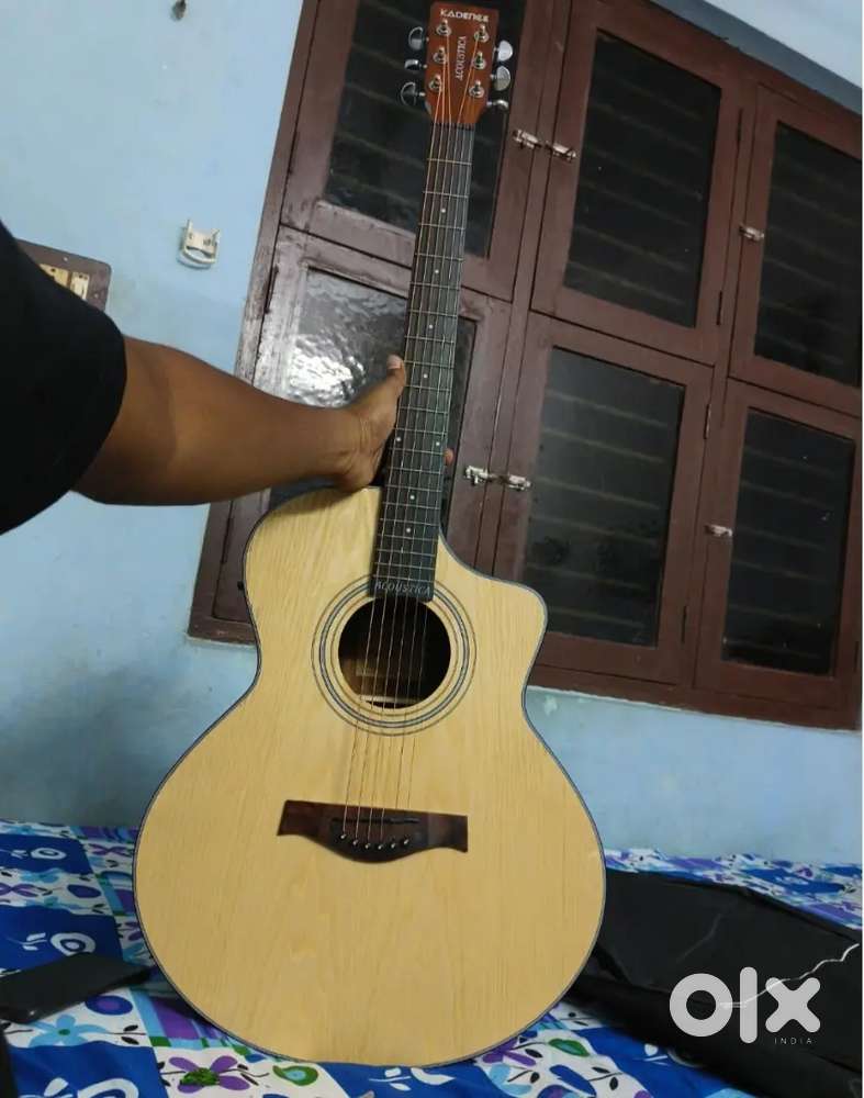 Kadence guiter only 6 month old