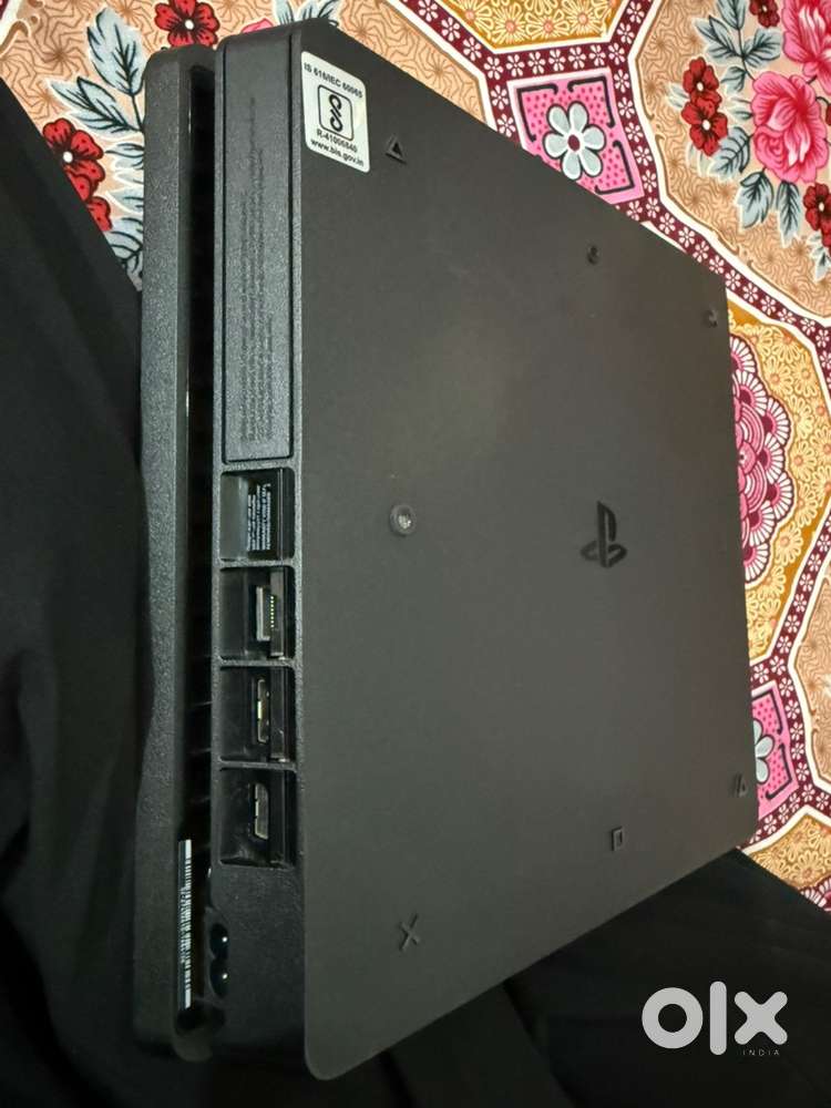 Ps4 With cds of Games And 3 Controllers