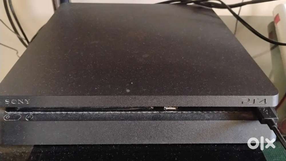 PS4 slim 1TB, extra controller digital games & PXN V3 steering wheel