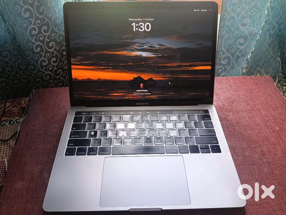 MacBook pro 2019 13 inch touchbar Intel like new 256gb