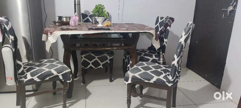 4 seater dining table for sell