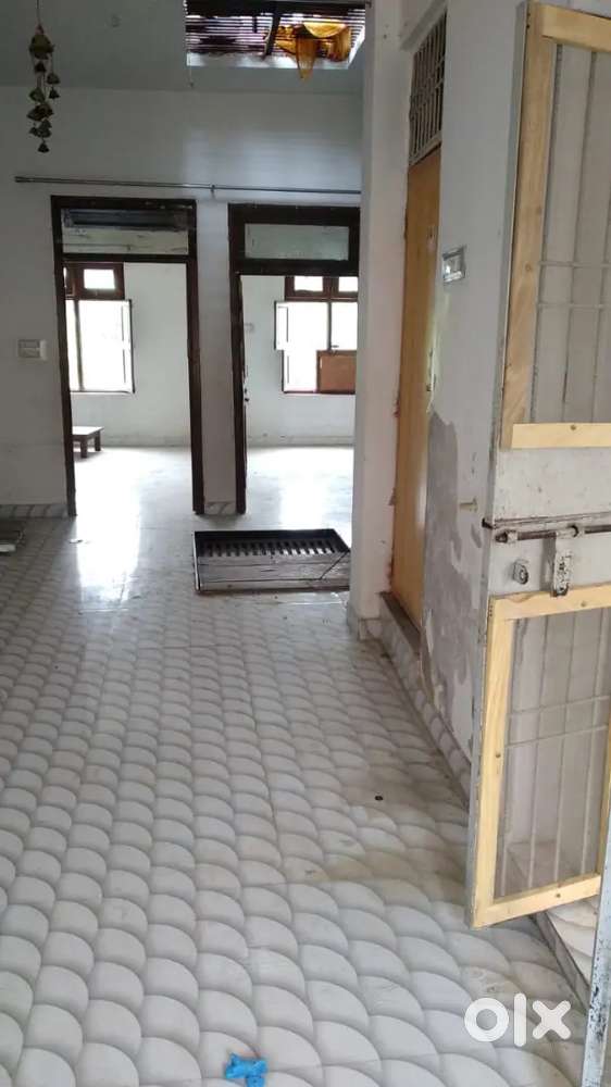 2 portion available hai   1st floor pe 2 bhk.   2 nd pe 2 bhk