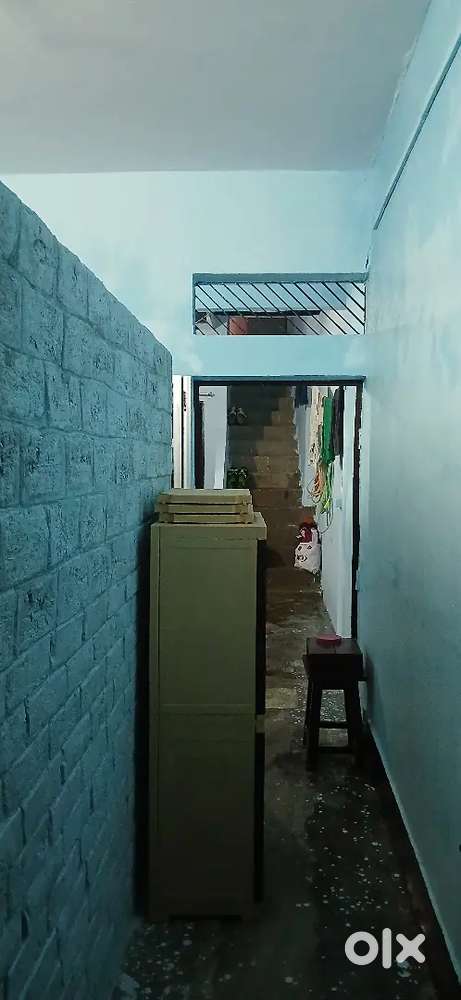 Do room hai ground floor pe hai ek room mein hi rehna hai