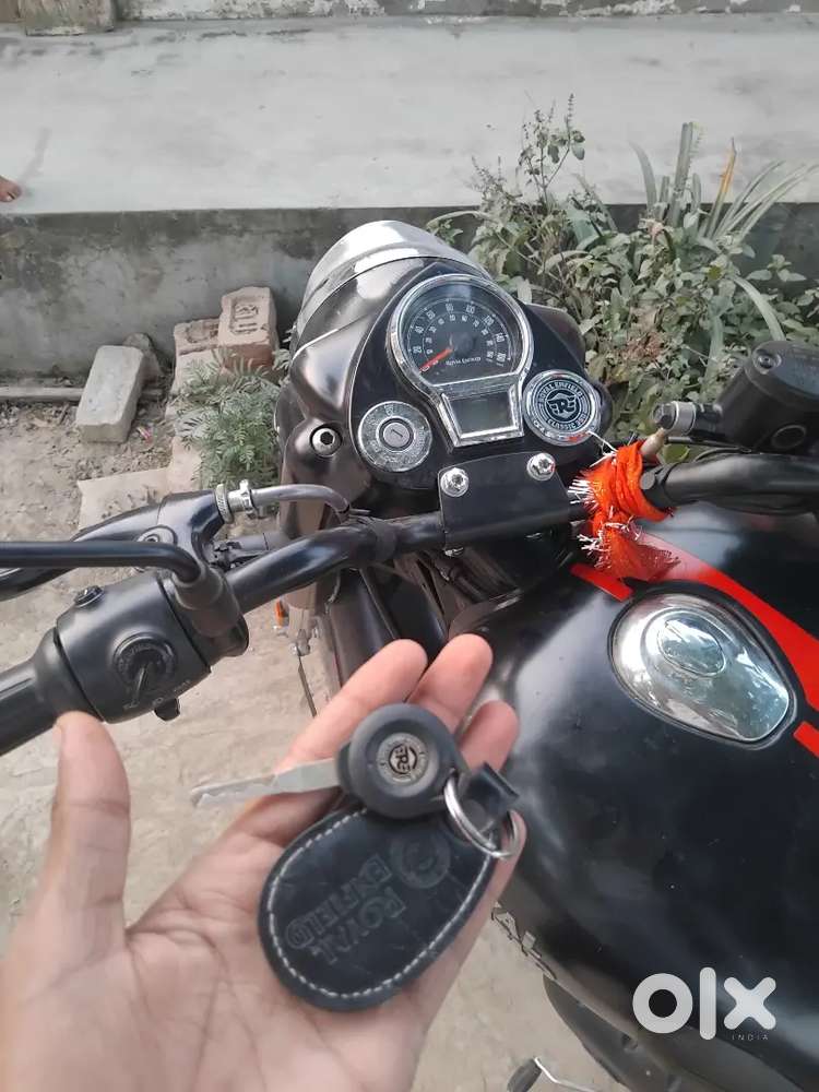 Royal enfield bullet 350 black only 5hjar k.m chali hai