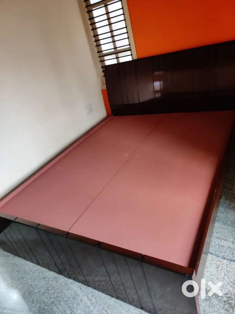 Queen size bed 1 yr old