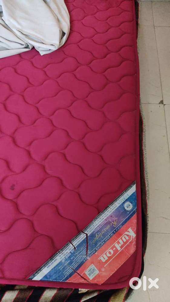 KURL ON MATTRESS