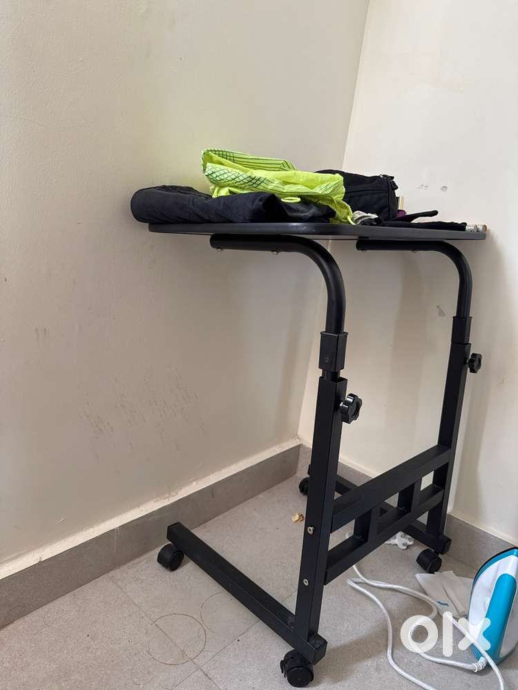 Folding computer table