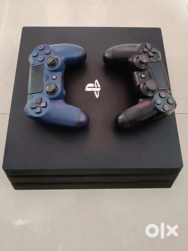 PS4 PRO 1TB + 4 Games + 2 controllers