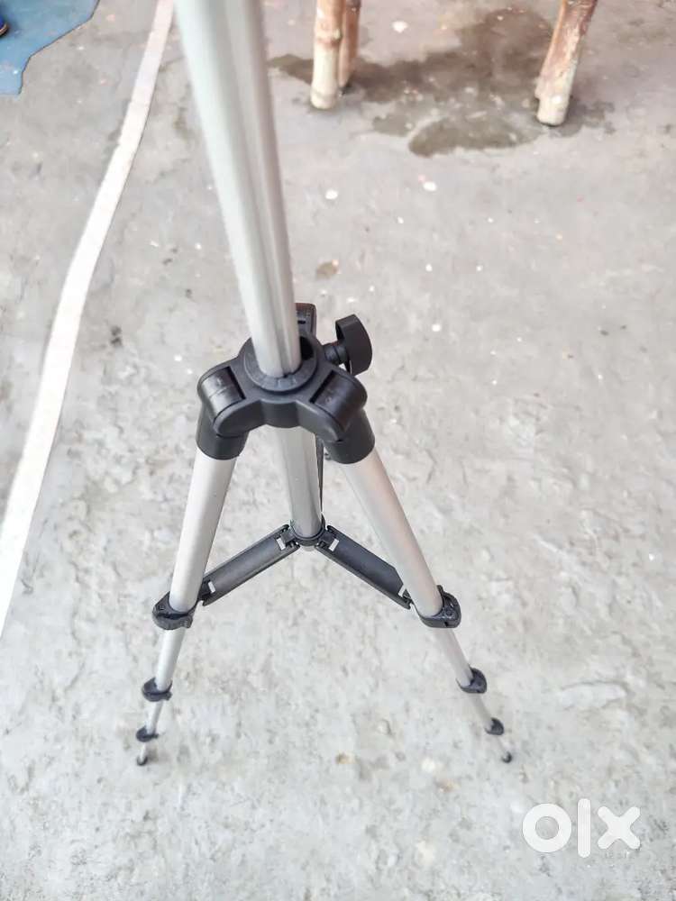 Brand New Tripod with Lever Balance bubble
