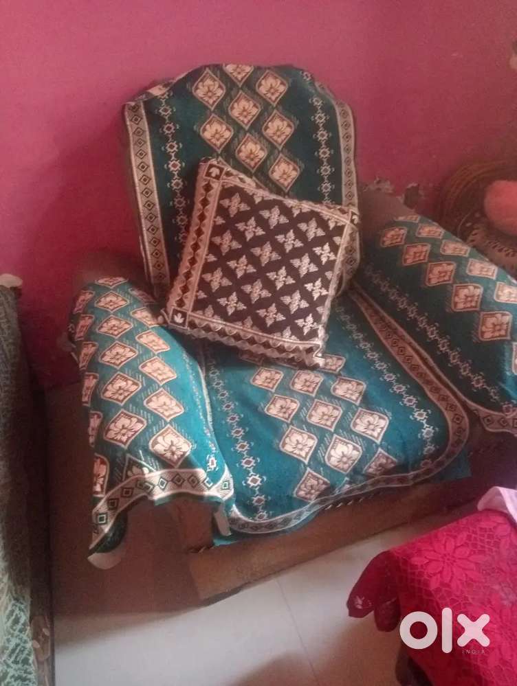 Sofa sirf 6 month pehle k h khrabhi nhi  ghr me jgh km 5 cushion bhi h