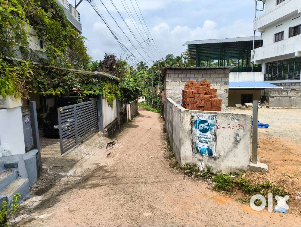 5.5 cent plot with 2 rooms in Peroorkada-Nedumangad Road