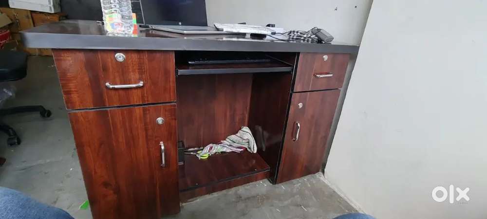 Office set only 3 months old