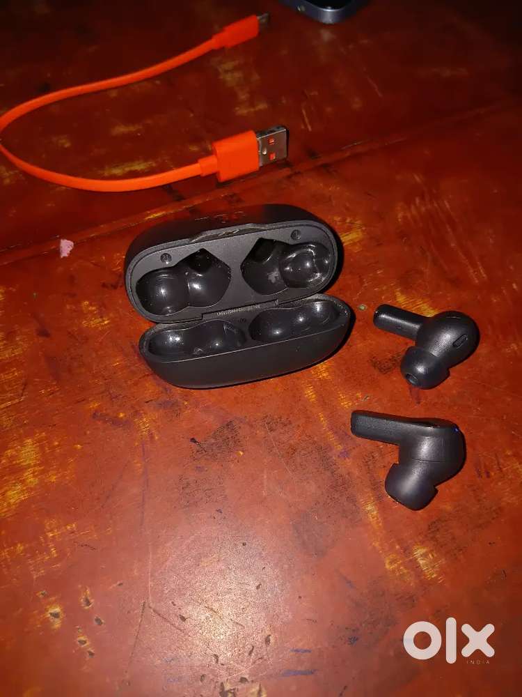 JBL BLUETOOTH HEADPHONE WITH CHARGER