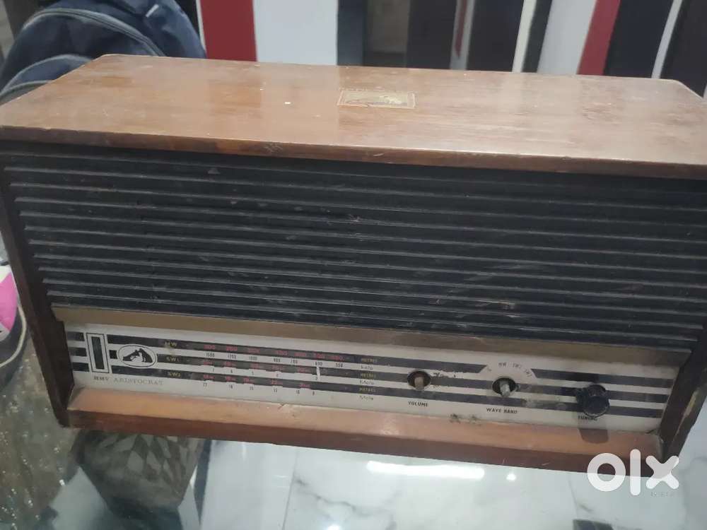 Rare and vintage HMV valve radio no cheak condition