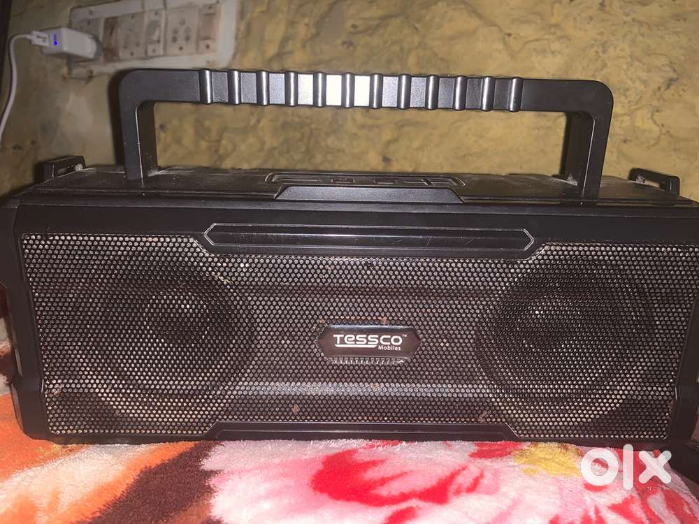 BLUETOOTH SPEAKER WITH 2 WOOFERS BEST BASS GOOD CONDITION