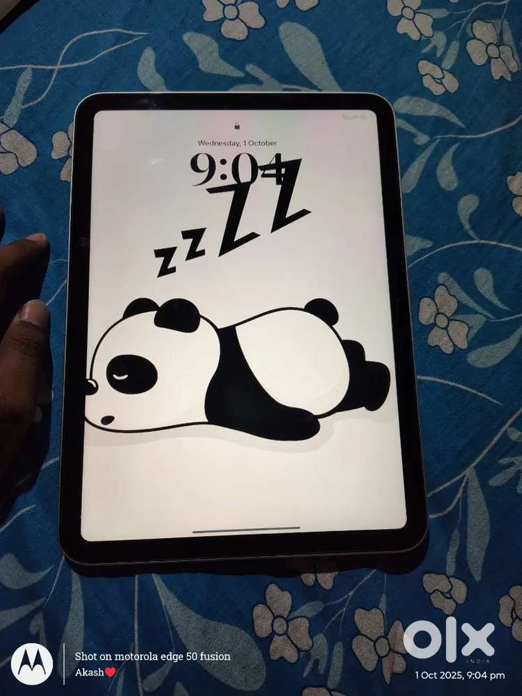 Selling Ipad 10th gen only 5 month old