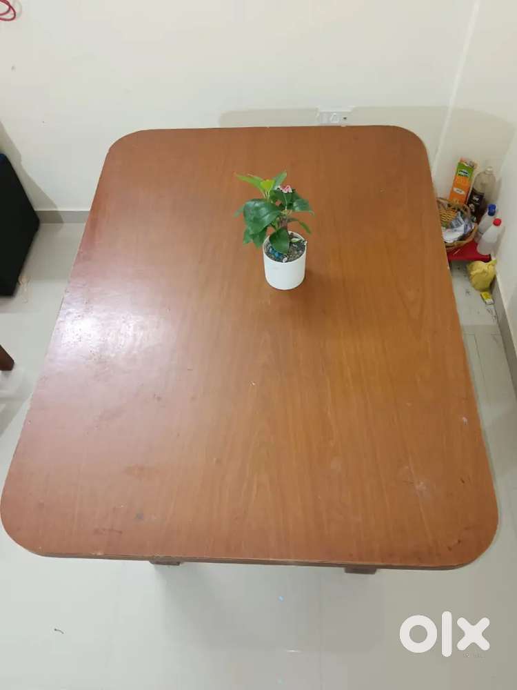 4 Seater Dining table with 4 Chair