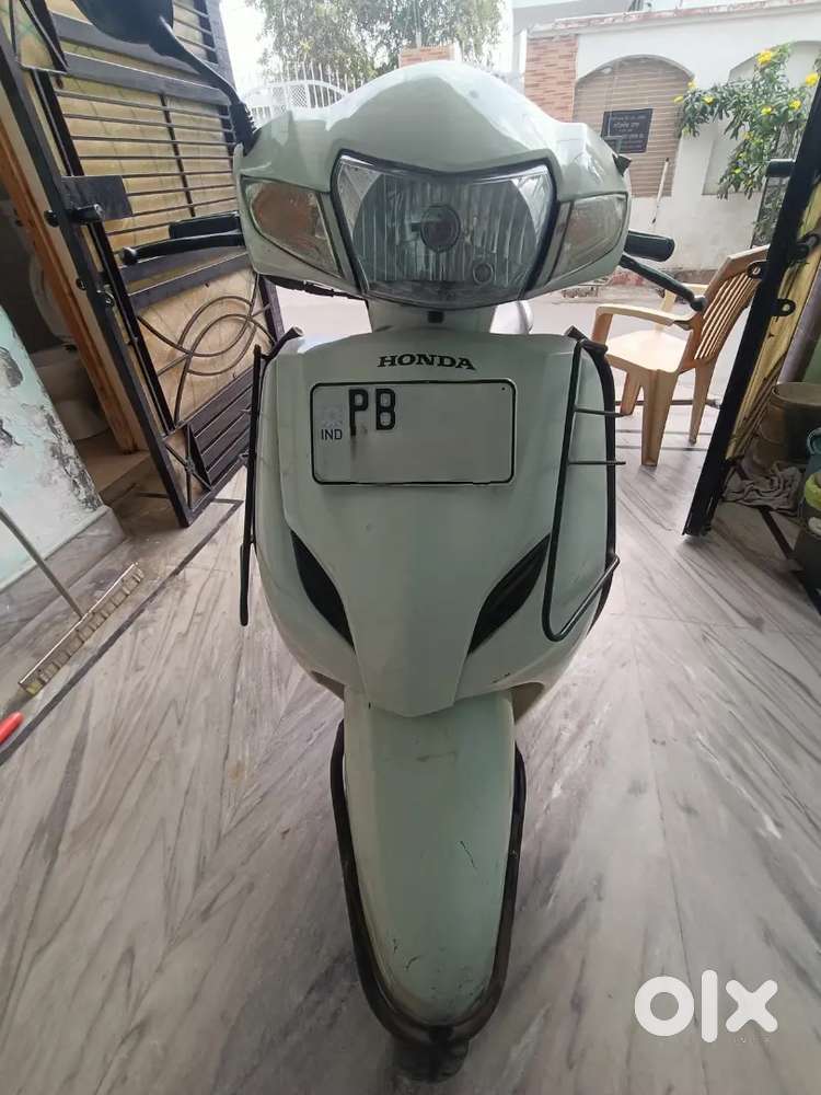 Activa White Colour 1st Owner new tyres Amron Battery in Guarantee