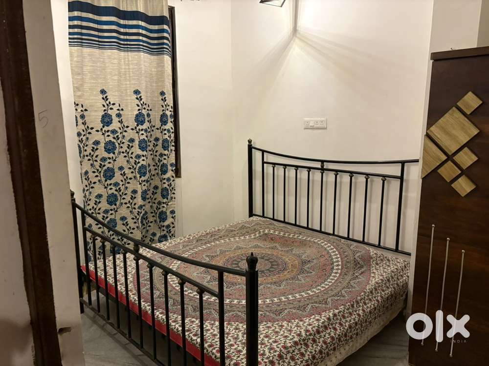 Gar k kaam k liye caretackar chahiye jo saaf-saffai khana sare kaam kr