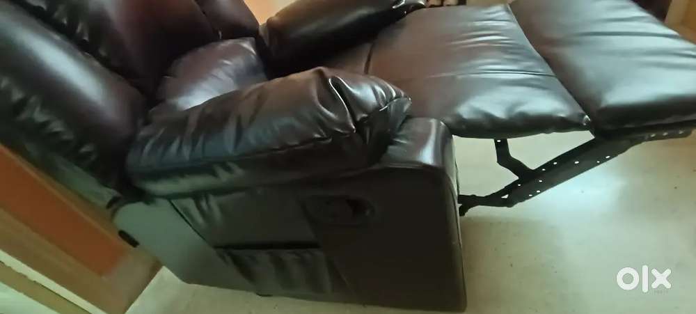 GODREJ INTERIO Annexe Single Seater Recliner (Manual Recliner Sofa)