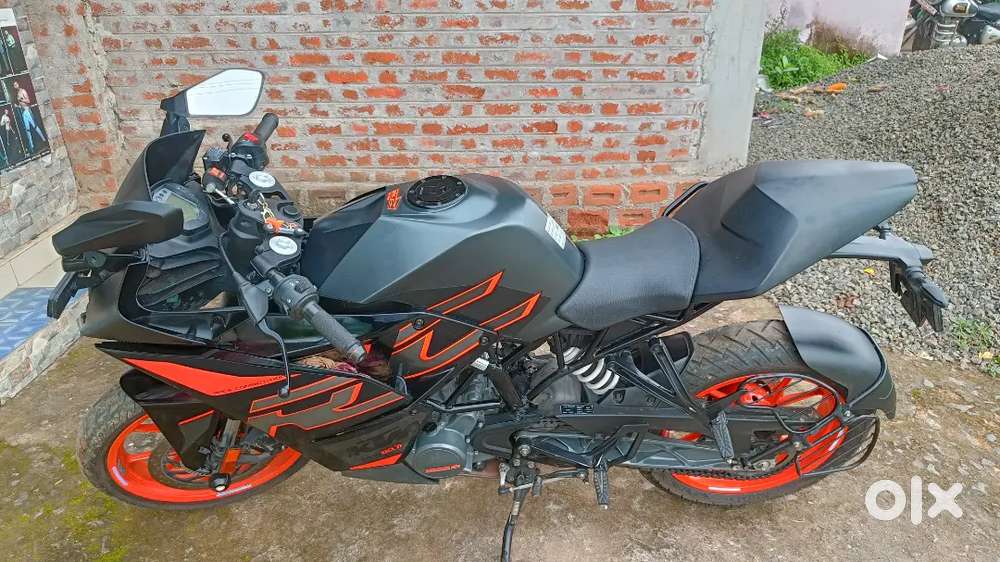 Brand New Condition ktm rc 200 Black cl me