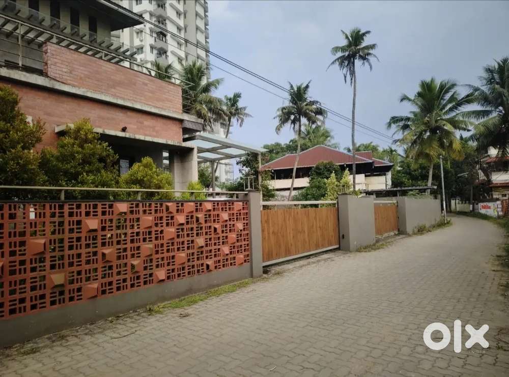 GATED COLONY 8CENT POSH RESIDENTIAL PLOT FOR SALE IN VYTTILA