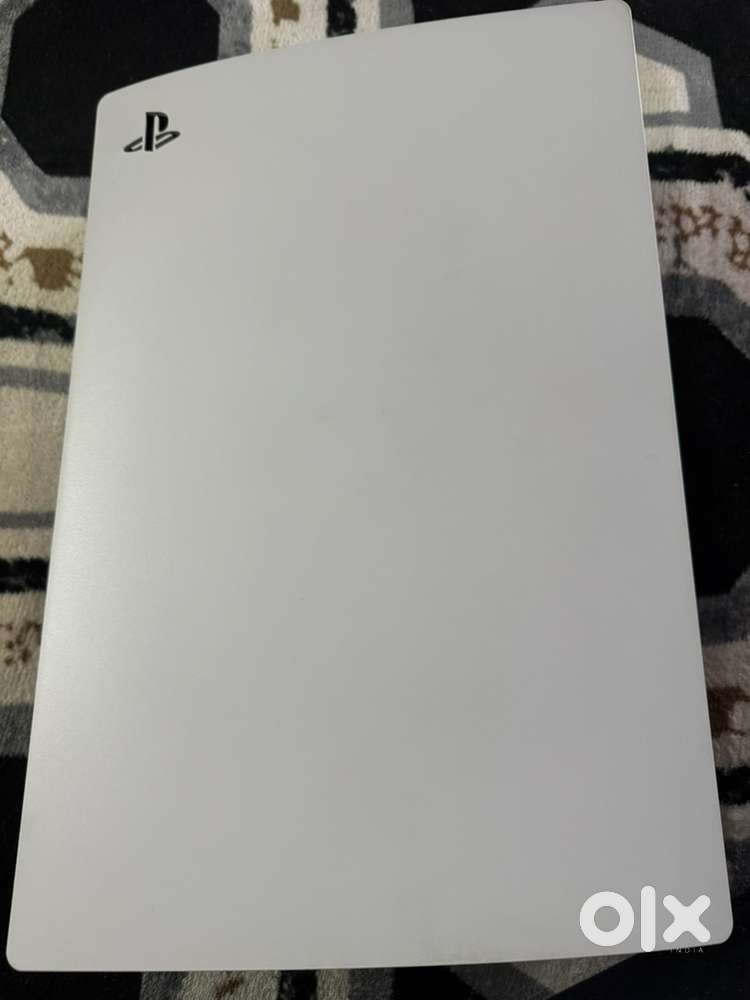 Sony PlayStation 5 825 GB with Ragnarok, charging station and cover.