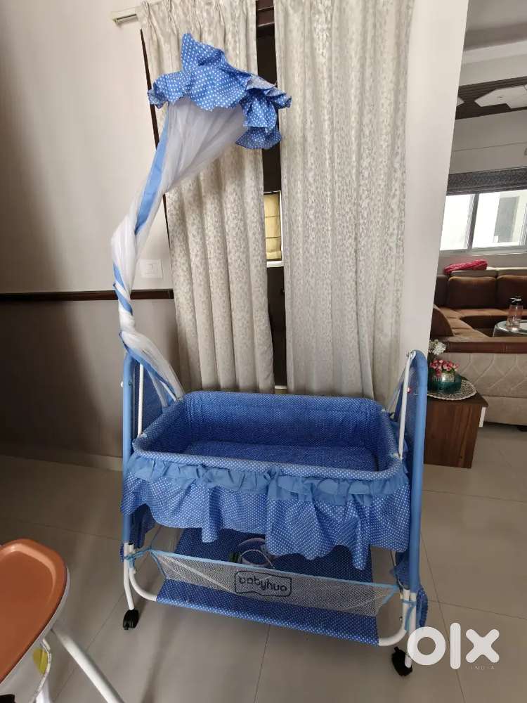 Babyhug craddle with storage basket and mosquito net