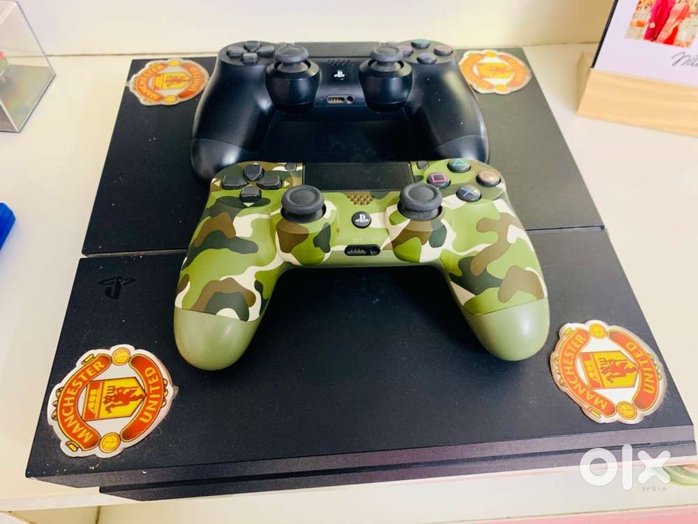 Playstation 4 with 2 Controllers and 7 games