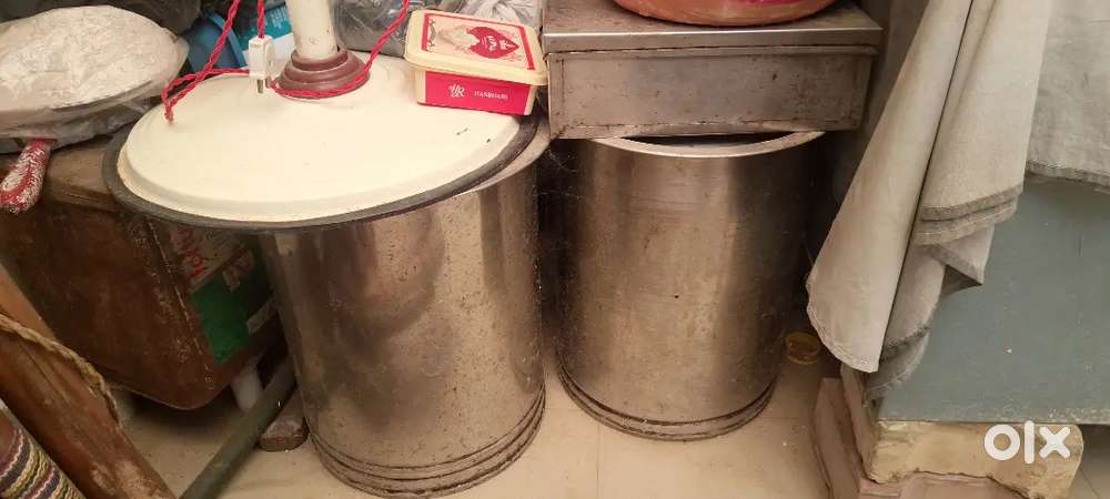 रेस्टोरेंट के स्टील के बड़े बर्तन