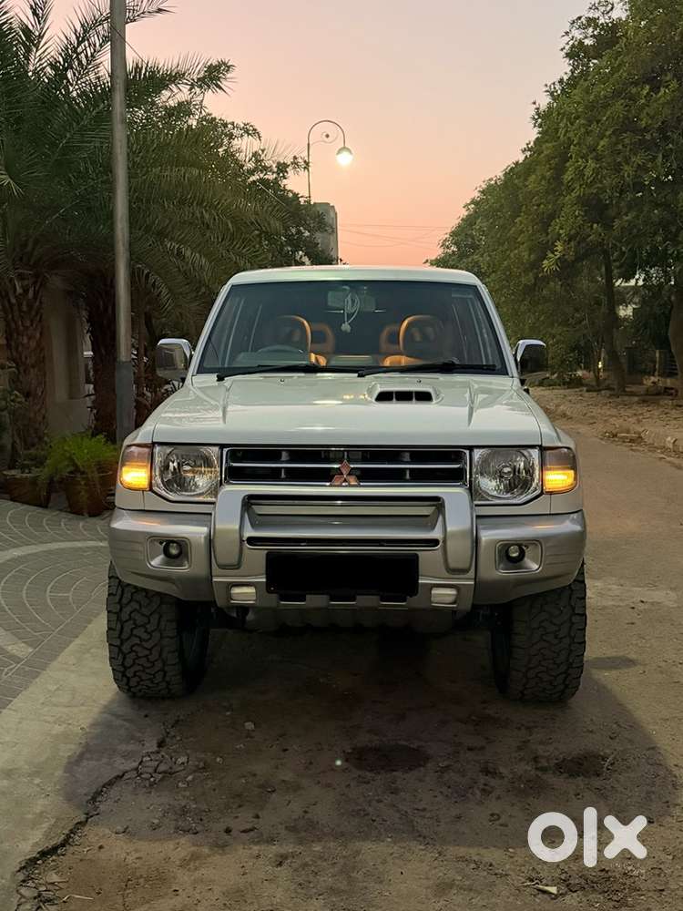 Mitsubishi Pajero white 2012