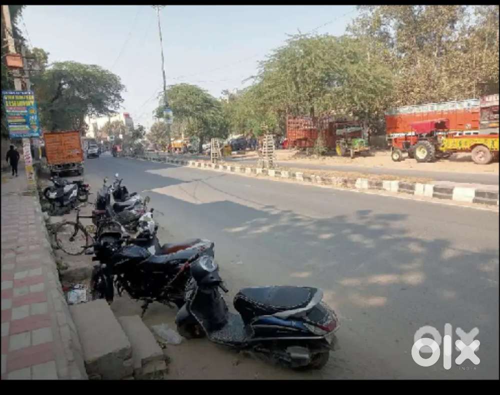 180 Gaj ka plot main road p anaj mandi k samne 2 side open