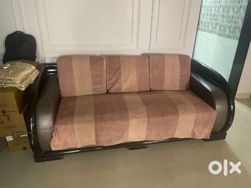 7 seater well maintained sofa avaiable for sale