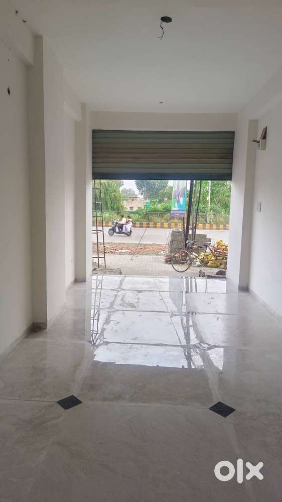 Ground floor commercial shop on main road