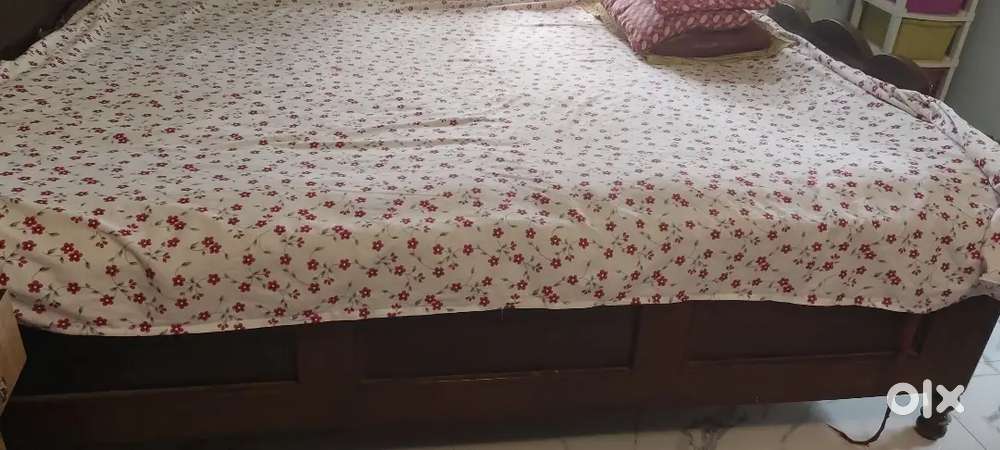 Shagun wood bed
