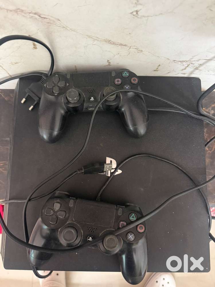 Ps4 slim 1 TB with 3 games,2 remote control
