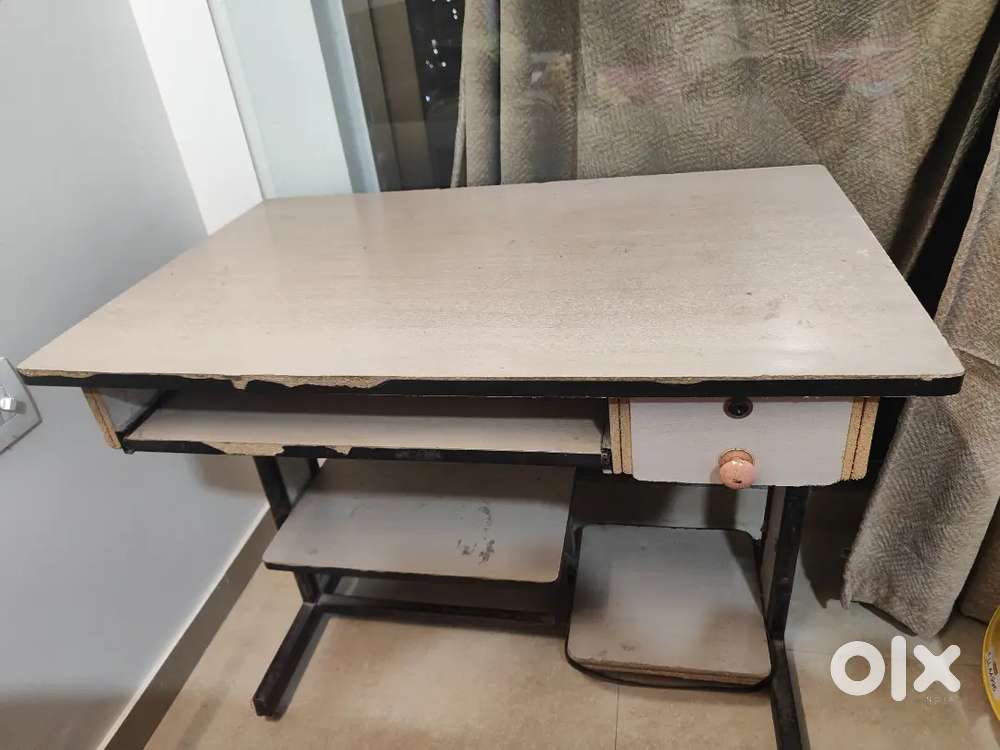 Computer table
