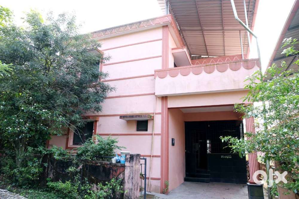 Duplex house measuring 1700 sqft, East facing with 3 bedrooms