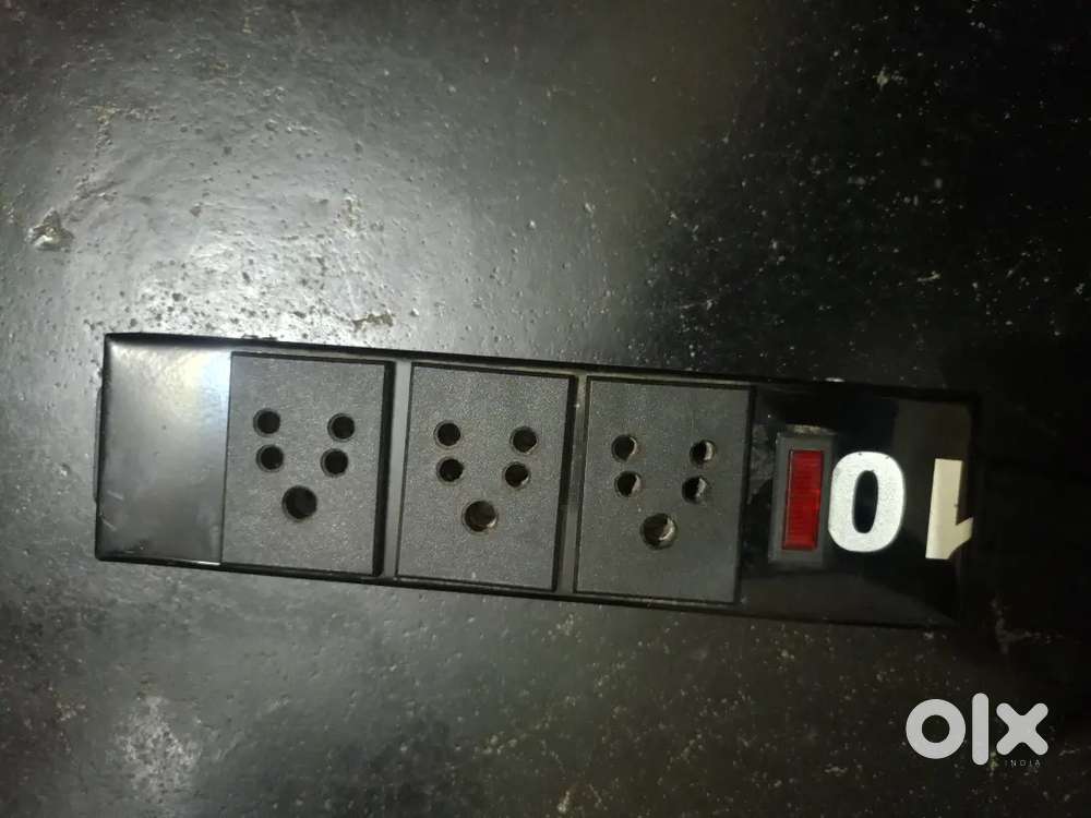 Universal power extension box with iec connectors