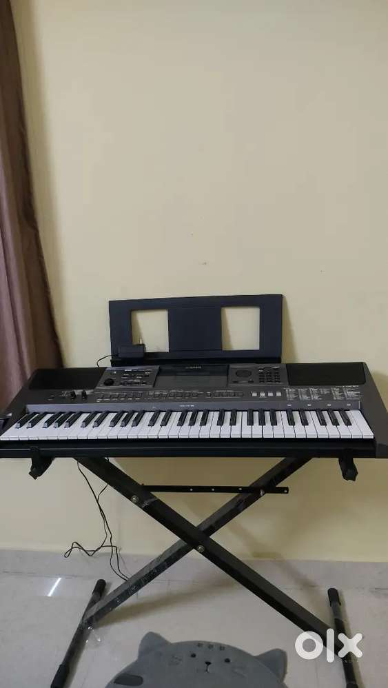 Yamaha PSR-I500 Portable keyboard, bag and stand.