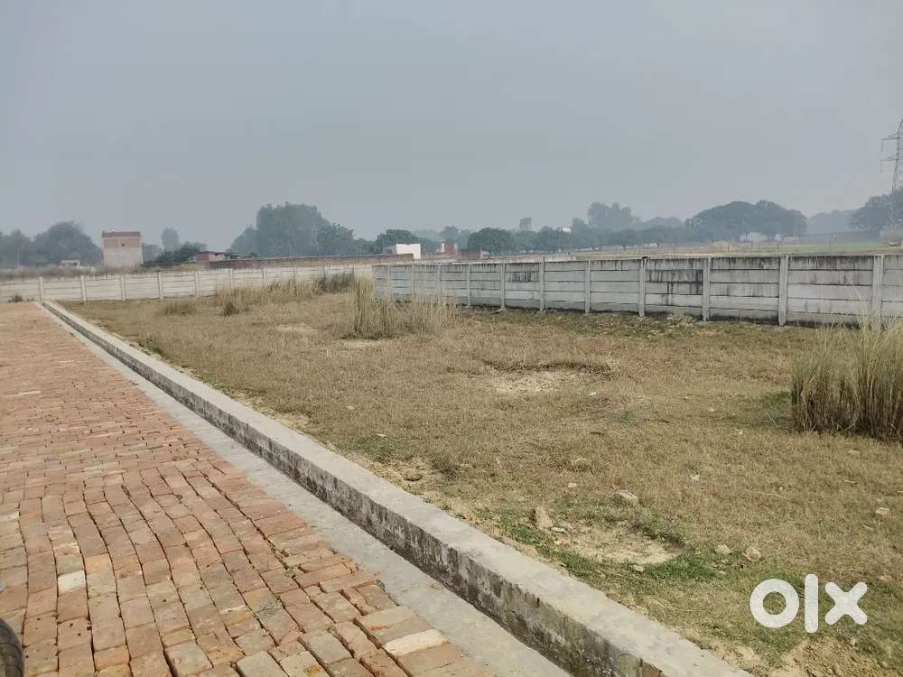 गुलरिया थाना se 1 km andar ki taraf plot k samne 35ft road hai