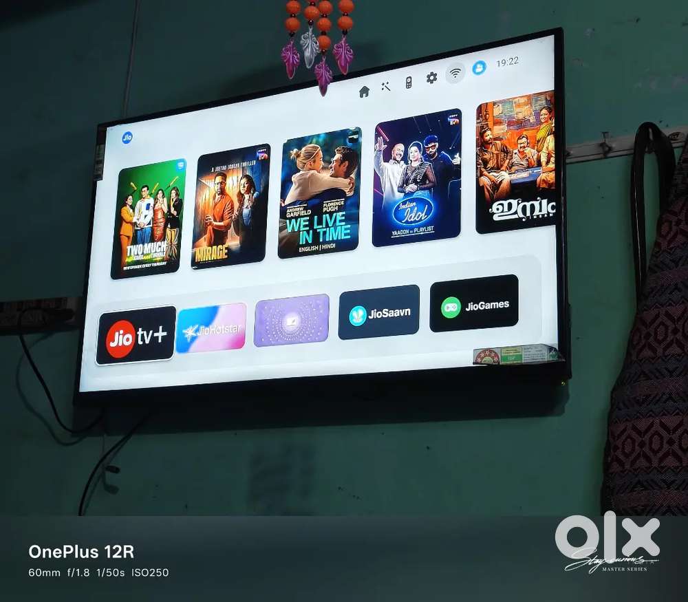 43 inch bezzelless Display Smart android