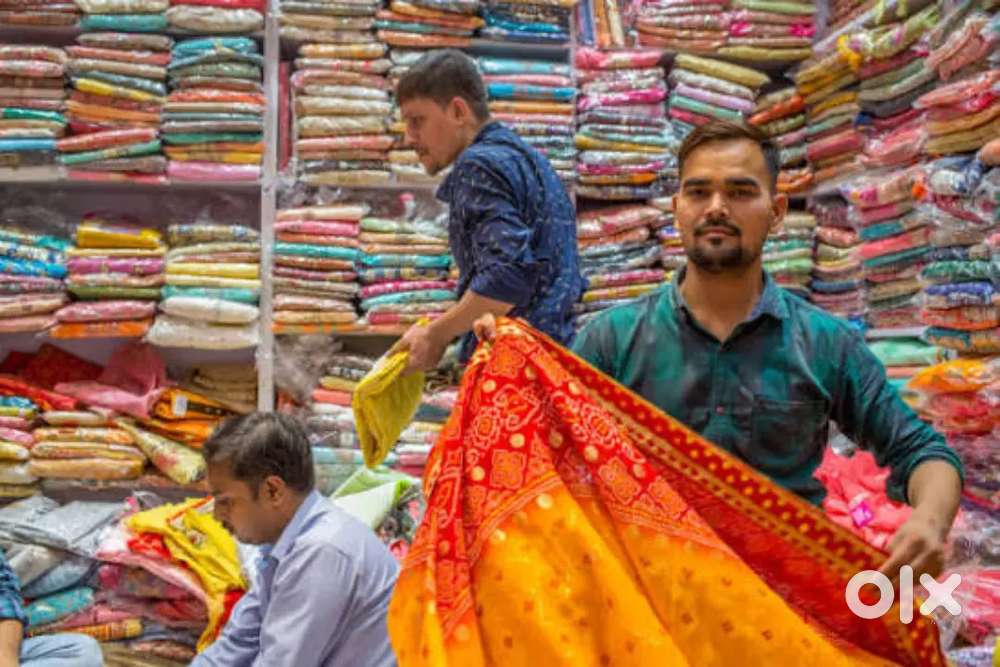 कपडे के शोरूम में काम करने के इच्छुक उम्मीदवार आवेदन कर सकते है।