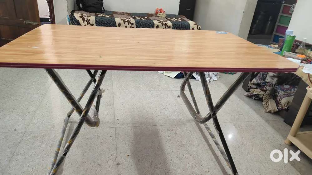 Foldable dining table