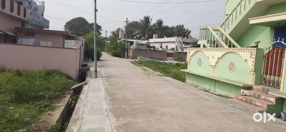 నాదెండ్ల మండలం నాదెండ్లలో ఇళ్ల మధ్యలో ఫ్లాట్