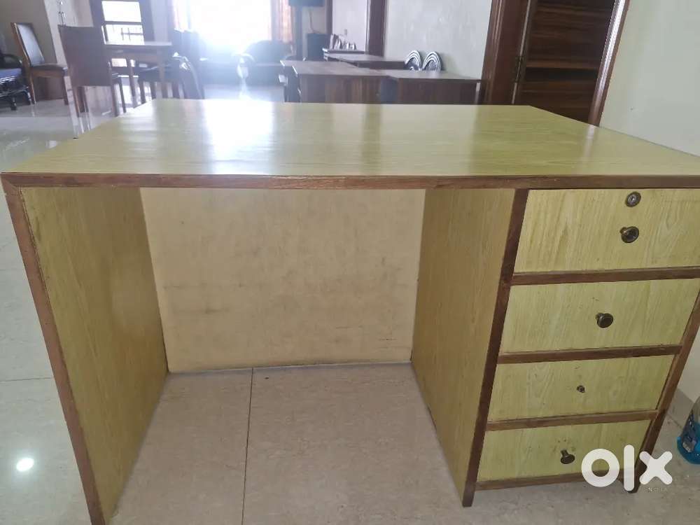 TABLES COUNTER AND BED TABLES