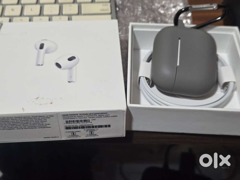 Apple airpods 3 with wireless charging case