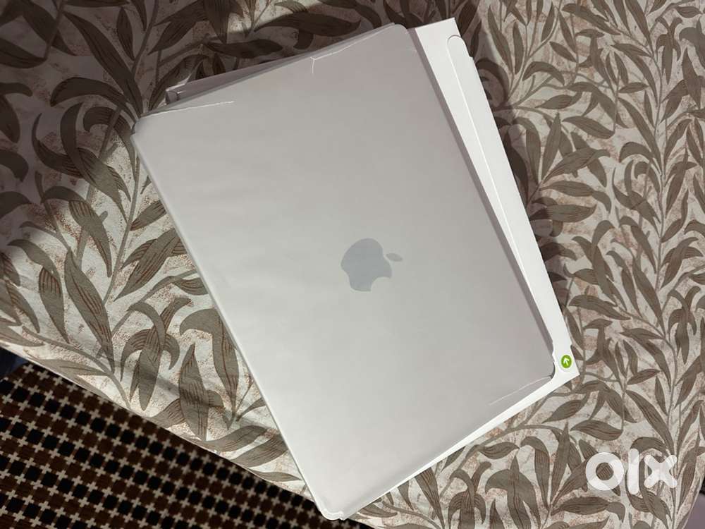 MacBook Air M4 Starlight – Gifted, Unused – Latest 2025 Model