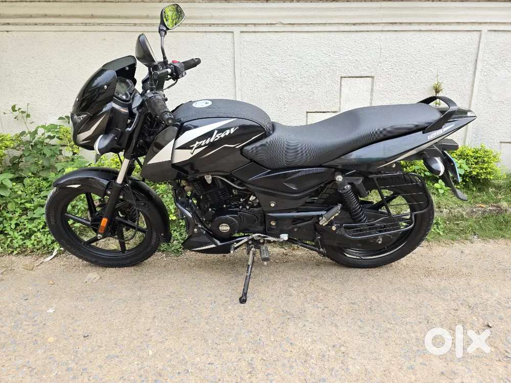 BAJAJ PULSAR 125 BIKE SHOWROOM CONDITION